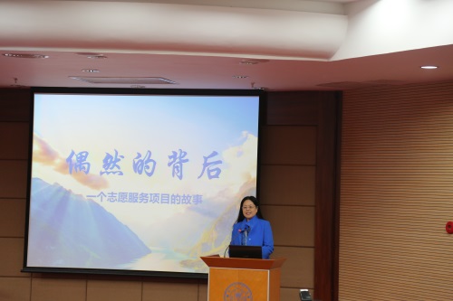 1. 冰球官网党委副书记郑新风做2015年度学院特色工作汇报